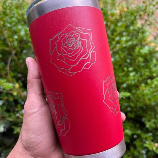 Vaso de 20 oz con rosas grabadas